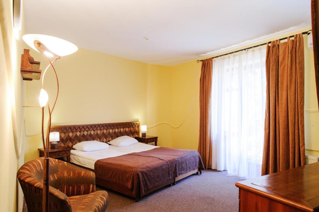 Трипільське Сонце Hotel Pidhirci Kültér fotó